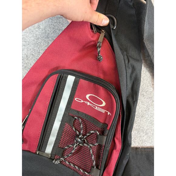 Vintage Y2K Oakley One Shoulder Training Bag Red Black Adjustable Crossbody - Picture 3 of 4